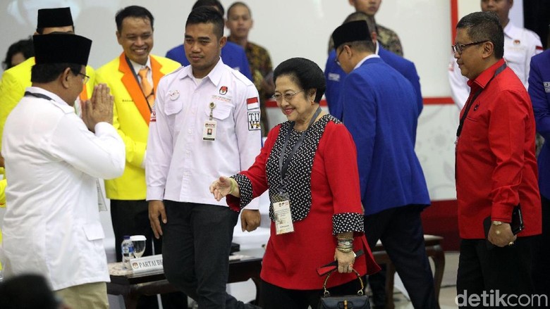 Foto: Momen Prabowo Bersalaman dengan Megawati