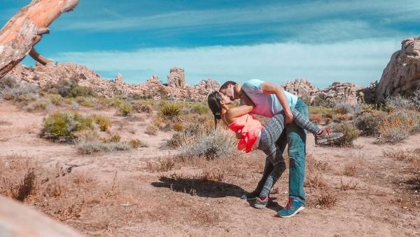 Foto: Pasangan yang Keliling Dunia dan Berpose Ciuman