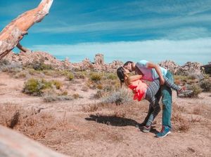 Foto: Pasangan yang Keliling Dunia dan Berpose Ciuman