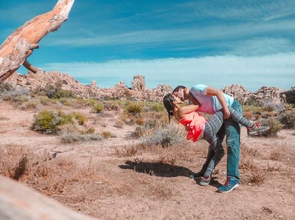 Foto: Pasangan yang Keliling Dunia dan Berpose Ciuman