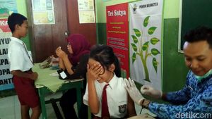 Foto: Aneka Ekspresi Siswa SD Disuntik Difteri