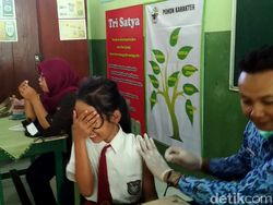 Curhat Ibu Muda Dampingi Anak yang Tidak Bisa Diam Saat Disuntik