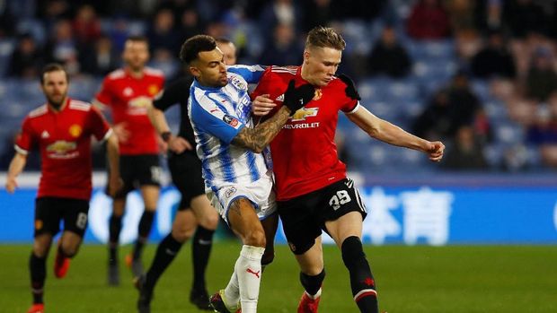 Gelandang Manchester United, Scott McTominay (kanan), dipuji Jose Mourinho. (