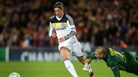 Pada prosesnya, gol dramatis Fernando Torres di injury time membuat Chelsea berhasil menyamakan skor jadi 2-2 atas Barca dalam duel terakhir kedua tim di Liga Champions tersebut. Chelsea lolos ke final dengan menyingkirkan Barca. (Foto: Jasper Juinen/Getty Images)