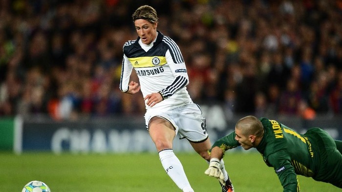 BARCELONA, SPAIN - APRIL 24:  Fernando Torres (L) of Chelsea passes by goalkeeper Victor Valdes of Barcelona to score the equalizing goal during the UEFA Champions League Semi Final second leg match between FC Barcelona and Chelsea FC at the Camp Nou stadium on April 24, 2012 in Barcelona, Spain.  (Photo by Jasper Juinen/Getty Images)