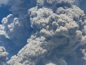 Video Gunung Sinabung Meletus