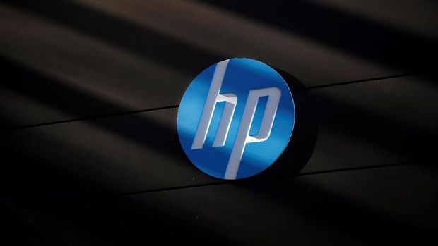 FILE PHOTO: A Hewlett-Packard logo is seen at the company's Executive Briefing Center in Palo Alto, California January 16, 2013. REUTERS/Stephen Lam/File Photo                            GLOBAL BUSINESS WEEK AHEAD - SEARCH GLOBAL BUSINESS 19 FEB FOR ALL IMAGES