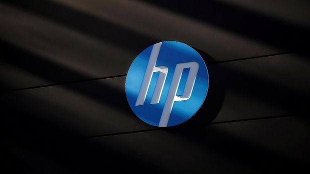 FILE PHOTO: A Hewlett-Packard logo is seen at the company's Executive Briefing Center in Palo Alto, California January 16, 2013. REUTERS/Stephen Lam/File Photo GLOBAL BUSINESS WEEK AHEAD - SEARCH GLOBAL BUSINESS 19 FEB FOR ALL IMAGES