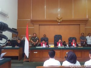 Pengunjung Sidang Soraki Bos First Travel Duit Sopo Kui