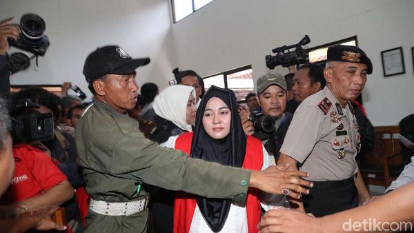 Foto: Anniesa Hasibuan Berkerudung Hitam di Sidang Perdana