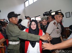 Foto: Anniesa Hasibuan Berkerudung Hitam di Sidang Perdana