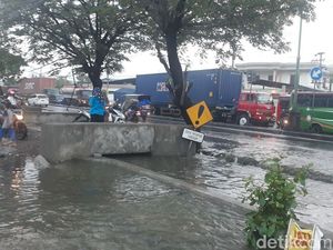 Pantura Demak Macet Tergenang Rob, Jalur Alternatif Padat Merayap