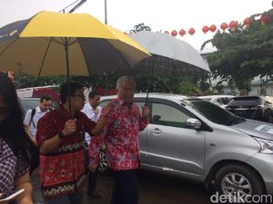 Pakai Payung Mendag Cek Kualitas Beras di Cipinang, Apa Hasilnya?