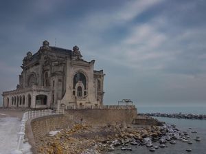 Kisah Sedih Kasino Tua yang Hampir Rubuh di Rumania