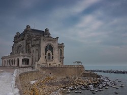 Kisah Sedih Kasino Tua yang Hampir Rubuh di Rumania