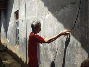 Pergerakan Tanah di Desa Gemulung Lebak, 10 Rumah Terancam Longsor Pergerakan Tanah di Desa Gemulung Lebak, 10 Rumah Terancam Longsor