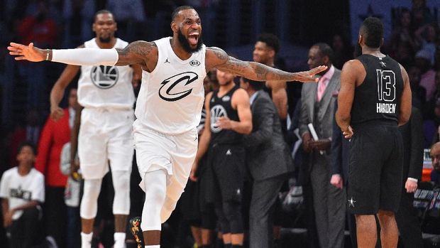 LeBron James merayakan kemenangan timnya atas Tim Stephen.
