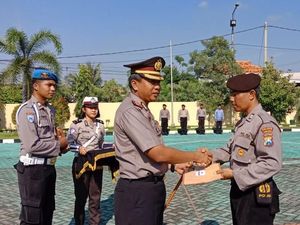 Berjasa Bantu Anak Sekolah dengan Kudanya, Polisi Ini Dapat Penghargaan