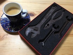 Bawa Cokelat Valentine Unik, Pria Ini Dicurigai di Bandara