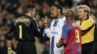 Usai laga di Camp Nou tersebut Jose Mourinho, manajer Chelsea saat itu, menuding wasit Frisk sudah mengundang pelatih Barcelona Frank Rijkaard ke ruang ganti wasit saat jeda babak. Frisk sendiri langsung pensiun dari dunia wasit pada 12 Maret 2005 setelah bertubi-tubi mendapat ancaman pembunuhan yang ditujukan kepada dirinya dan keluarga. (Foto: Ben Bradford/Getty Images)