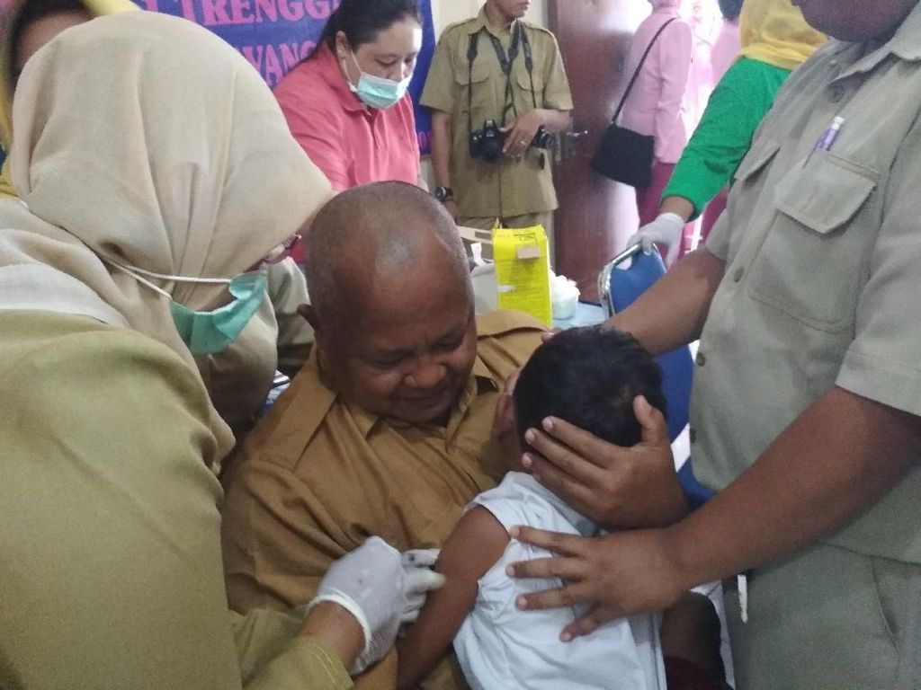 Takut Diimunisasi Difteri, Siswa SLB di Trenggalek Lari ke Kamar Mandi Takut Diimunisasi Difteri, Siswa SLB di Trenggalek Lari ke Kamar Mandi
