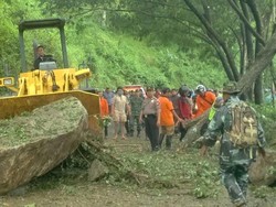 Longsor Batu Sempat Tutup Jalan Nasional Trenggalek-Ponorogo