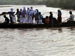 Pelajar di Brebes Ini Tiap Hari Seberangi Sungai Pakai Rakit