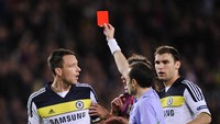 Di musim 2011/2012, Chelsea dan Barcelona kembali berhadapan di semifinal. Chelsea unggul 1-0 di leg pertama (18 April 2012), tapi Barca memberi perlawanan sengit pada leg kedua di Camp Nou (24 April 2012). Apalagi Chelsea main dengan 10 orang usai John Terry dikartu merah wasit Cuneyt Cakir di menit ke-37. (Foto: David Ramos/Getty Images)
