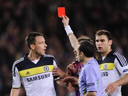 Masih di posisi bek ada John Terry. Salah satu dosa terbesar Terry adalah berselingkuh dengan istri mantan rekan setimnya, Wayne Bridge. Terry juga pernah terlibat kasus rasial yang melibatkan Anton Ferdinand. (David Ramos/Getty Images)