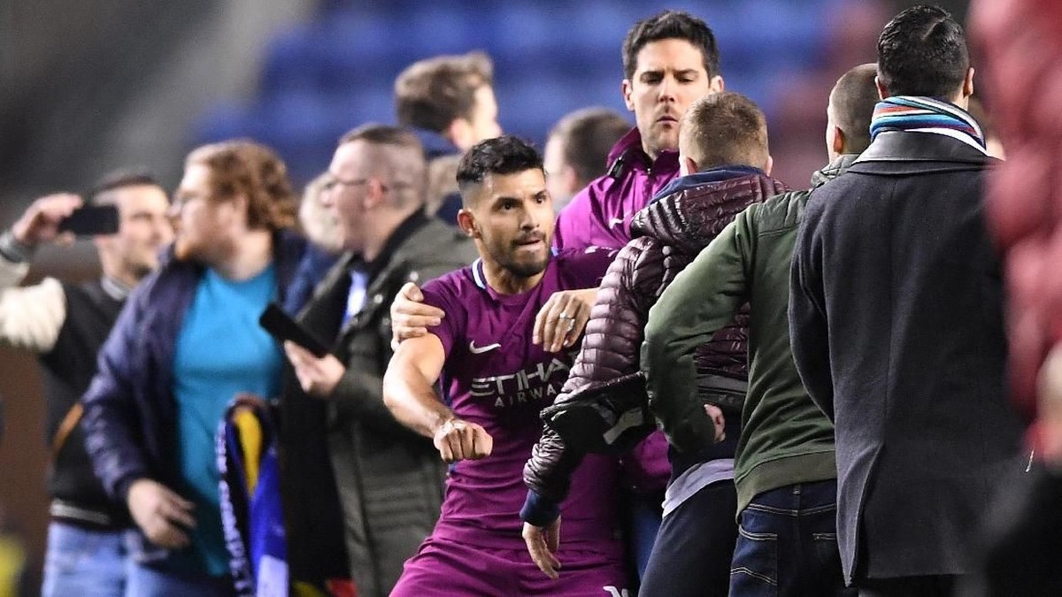 Sergio Aguero terpancing oleh provokasi fans Wigan Athletic (Gareth Copley/Getty Images)