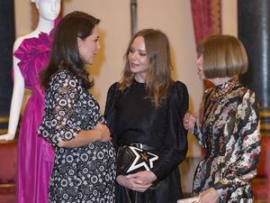 Momen Kate Middleton Bertemu Ratu Fashion Setelah Picu Kontroversi di BAFTA Momen Kate Middleton Bertemu Ratu Fashion Setelah Picu Kontroversi di BAFTA