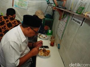 Nostalgia Cawalkot Oded Makan di Warteg Pinggir Pasar Bandung
