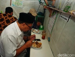 Nostalgia Cawalkot Oded Makan di Warteg Pinggir Pasar Bandung