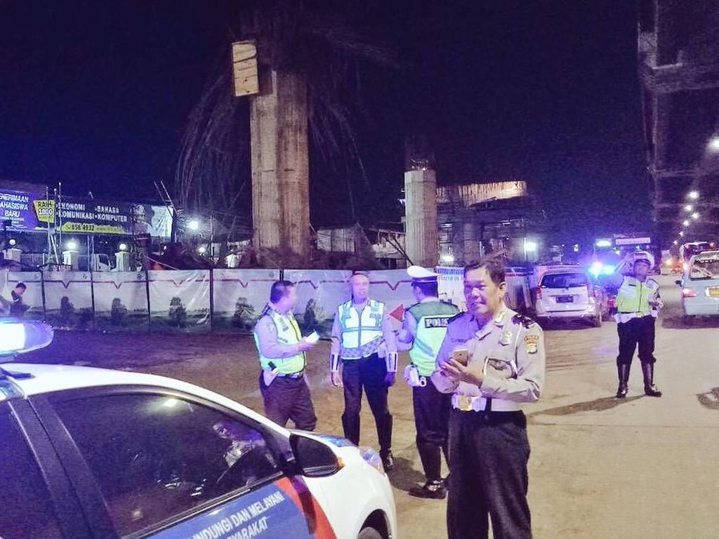 Tiang Girder Tol Becakayu Ambruk, Sejumlah Pekerja Luka Parah Tiang Girder Tol Becakayu Ambruk, Sejumlah Pekerja Luka Parah