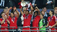 Jerome Boateng pernah kehilangan medalinya saat Bayern Munich juara Liga Champions 2012/2013. Namun beberapa jam kemudian, medali itu ditemukan terjatuh di tribun VIP oleh seorang jurnalis, Nick Zaccardi. Boateng pun akhirnya bisa bereuni dengan medalinya. Foto: Alex Grimm/Getty Images