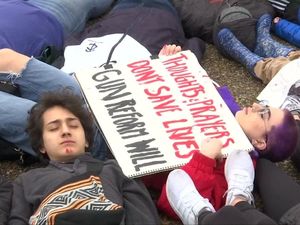 Foto: Protes Aturan Senjata, Remaja AS Berbaring di Depan White House