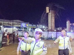 Pekerja yang Tertimpa Tiang Girder Proyek Becakayu Sudah Dievakuasi