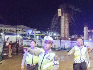 Pekerja yang Tertimpa Tiang Girder Proyek Becakayu Sudah Dievakuasi Pekerja yang Tertimpa Tiang Girder Proyek Becakayu Sudah Dievakuasi