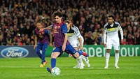 Ketika itu Messi malah gagal membawa Barca unggul lebih jauh saat eksekusi penaltinya gagal. Sepakannya membentur mistar gawang saat kedudukan 2-1 untuk tuan rumah. Messi kabarnya menangis akibat kekalahan tersebut. (Shaun Botterill/Getty Images)