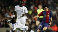 Lionel Messi ditekel Claude Makelele saat Barcelona menjamu Chelsea di fase grup musim 2006/2007. Laga ini tuntas dengan skor 2-2 (Jamie McDonald/Getty Images)