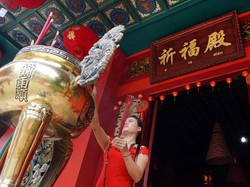 Beribadah di Klenteng