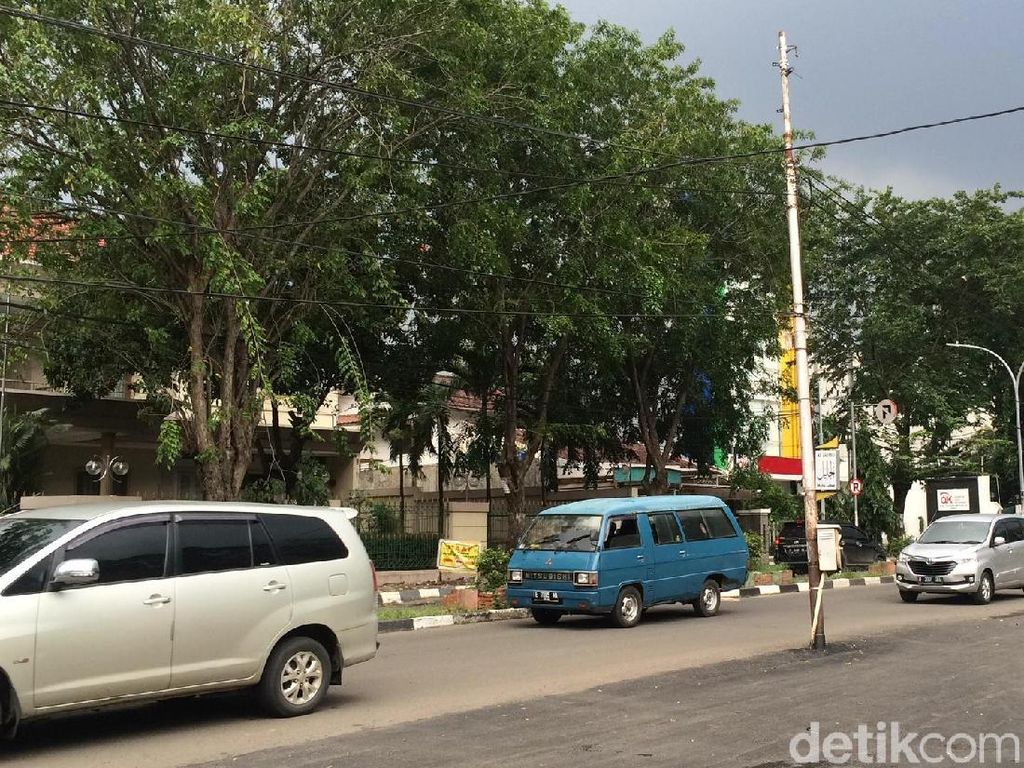 PLN Cirebon Bakal Pindahkan Tiang Listrik di Tengah Jalan PLN Cirebon Bakal Pindahkan Tiang Listrik di Tengah Jalan