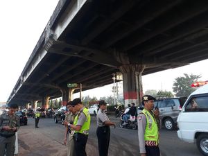 Tiang Becakayu Ambruk, Lalin di Kebon Nanas Masih Bisa Dilewati