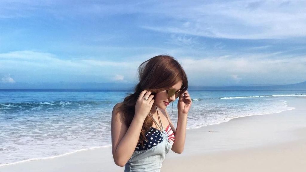 Pose Selebgram Yogya Mirip Barbie Saat di Pantai