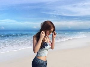 Pose Selebgram Yogya Mirip Barbie Saat di Pantai