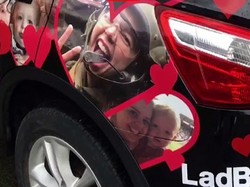 Tepok Jidat! Wanita Ini Tempel Mobil Suami dengan Foto Keluarga