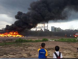 Tumpukan Ban Terbakar di Tanah Abang, Asap Hitam Tebal Membubung