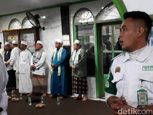 Massa Penyambut Habib Rizieq di Masjid Baitul Amal Makin Ramai