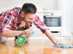 Saat Membereskan Pekerjaan Rumah, Suami Tampak Lebih Seksi Ya?