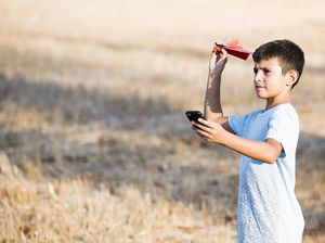 Canggih! Main Pesawat Kertas Dikontrol dari Smartphone